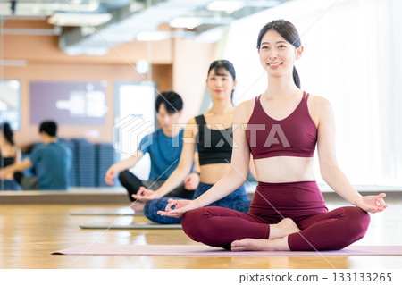 年輕男女在瑜珈館練習瑜伽 年輕男女在瑜珈館練習瑜伽 133133265