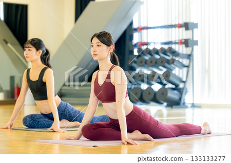 做瑜伽的少婦在瑜伽演播室 133133277