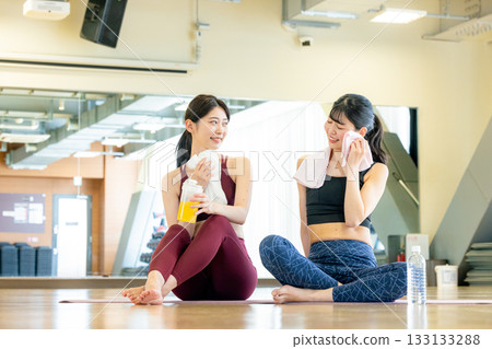 瑜珈課間休息的女子 133133288