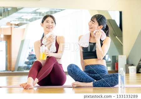 瑜珈課間休息的女子 瑜珈課間休息的女子 133133289