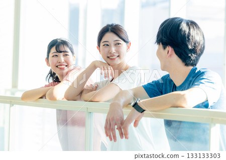休息,聊聊男人和女人,健身房 休息,聊聊男人和女人,健身房 133133303