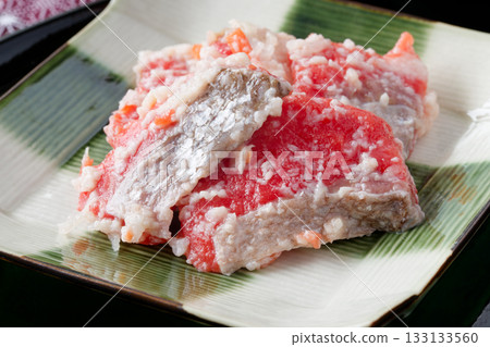 Rice sushi (sockeye salmon) 133133560