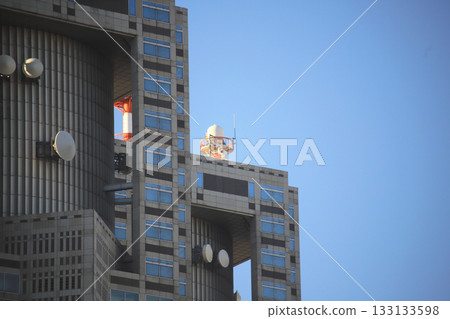 藍天下聳立著建築物和拋物面天線 藍天下聳立著建築物和拋物面天線 133133598