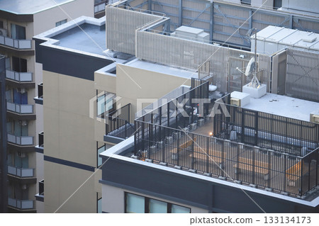 安裝在建築物屋頂上的空調設備和天線 133134173