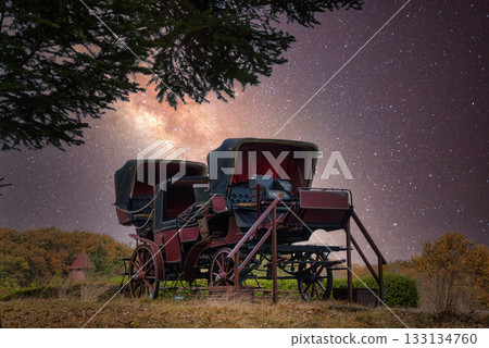 A large horse-drawn carriage stands in a space that evokes the scent of the good old days A large horse-drawn carriage stands in a space that evokes the scent of the good old days 133134760