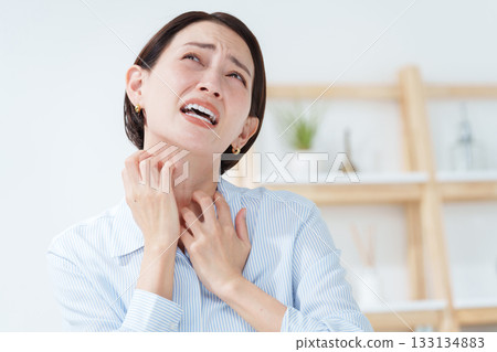 女人撓她的脖子 133134883