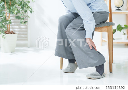 Woman with leg cramps 133134892