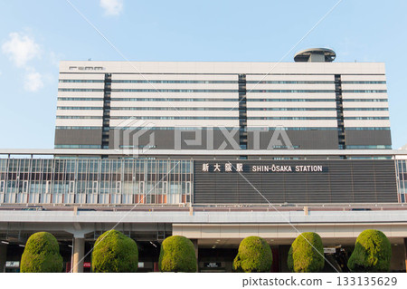 在晴朗的天空下，新大阪站 133135629