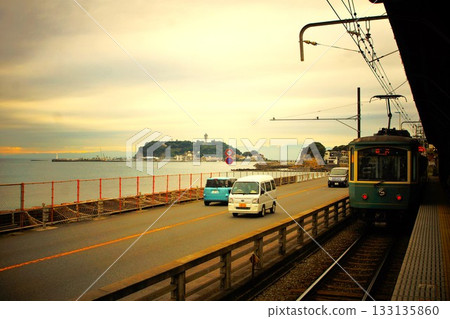 Sunset view of the Enoshima Electric Railway at Kamakurakokomae Station (Enoshima Electric Railway 1500 series) 133135860