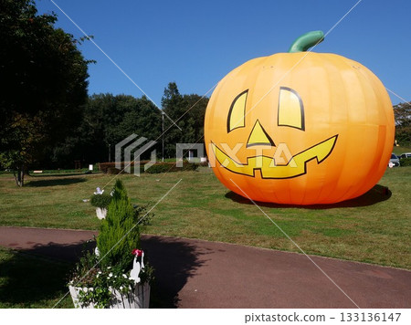 A giant Halloween pumpkin balloon at Ainoyama no Yu in Maebashi City, Gunma Prefecture (photographed in October 2025) 133136147