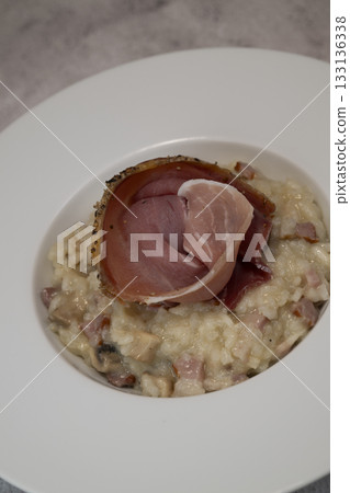 RECIPE FOR RISOTTO WITH BACON, MUSHROOMS, AND DRY-CURED HAM 133136338