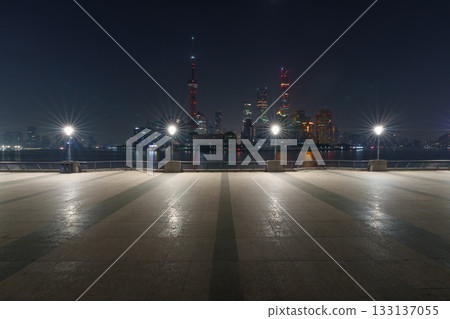 凌晨時分無人的上海外灘和陸家嘴夜景 凌晨時分無人的上海外灘和陸家嘴夜景 133137055