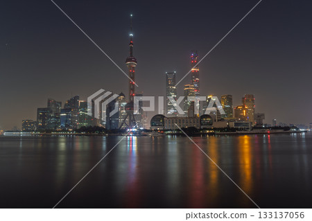 凌晨時分無人的上海外灘和陸家嘴夜景 133137056