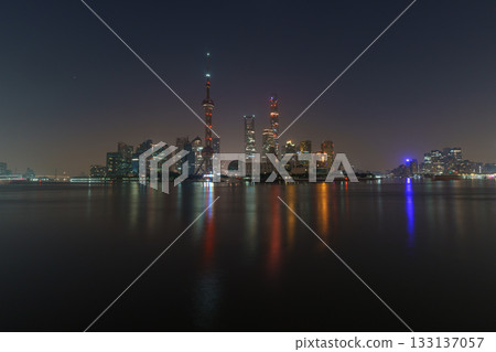 凌晨時分無人的上海外灘和陸家嘴夜景 133137057