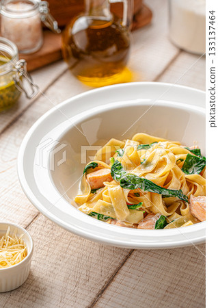 Pasta tagliatelle with salmon and spinach 133137464