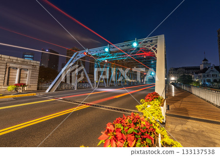 上海外白渡橋夜景與車流燈軌 133137538