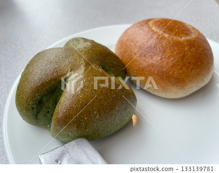 Mugwort bread and whole wheat bread 133139781