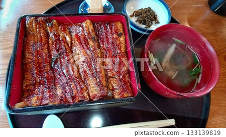 烤鰻魚和高級鰻魚汁 133139819