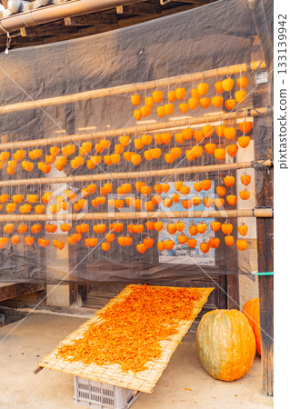 【山梨縣】柿戶垣村：曬乾的柿子和大南瓜 133139942