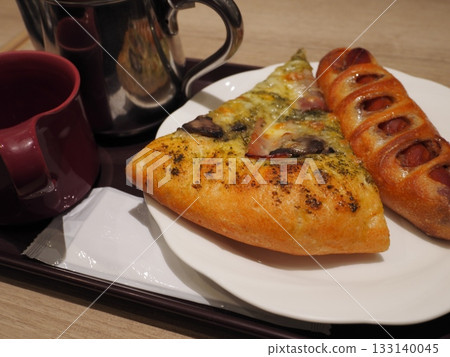 A set of pizza bread and French sausage, a hot breakfast to enjoy at a cafe A set of pizza bread and French sausage, a hot breakfast to enjoy at a cafe 133140045