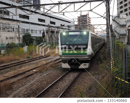 JR中央線E233系列快速列車在市中心軌道上運行 JR中央線E233系列快速列車在市中心軌道上運行 133140060