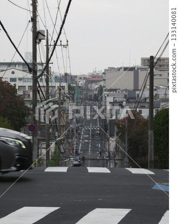 陡峭的街道上佈滿了電線和行駛的車輛。 陡峭的街道上佈滿了電線和行駛的車輛。 133140081