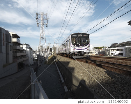 東急池上線(雪屋大塚站至石川台站之間)穿過一片設有鋼塔的住宅區 東急池上線(雪屋大塚站至石川台站之間)穿過一片設有鋼塔的住宅區 133140092