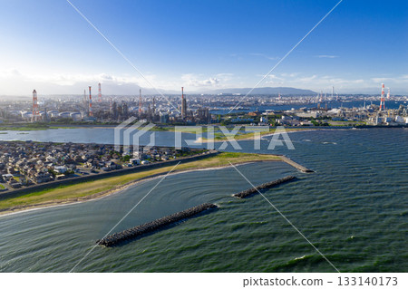 從磯津海岸看到的四日市工業園區(無人機空拍照片) 從磯津海岸看到的四日市工業園區(無人機空拍照片) 133140173