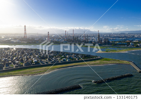 從磯津海岸看到的四日市工業園區(無人機空拍照片) 從磯津海岸看到的四日市工業園區(無人機空拍照片) 133140175