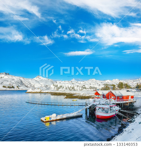 Amazing winter view of  fishing village on Sundstraumen strait that separates Moskenesoya and Flakstadoya islands. 133140353