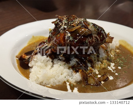 咖哩飯配上入口即化的燉肉和濃鬱的半釉汁 133140712