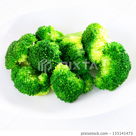 白色背景上的彩色煮西蘭花 白色背景上的彩色煮西蘭花 133141473