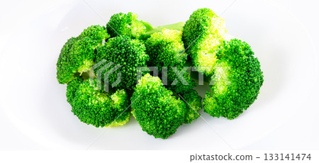 白色背景上的彩色煮西蘭花 133141474