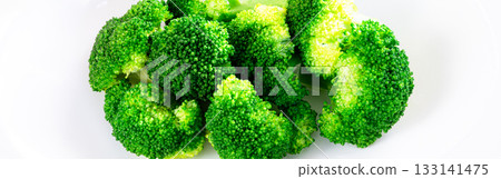 白色背景上的彩色煮西蘭花 133141475