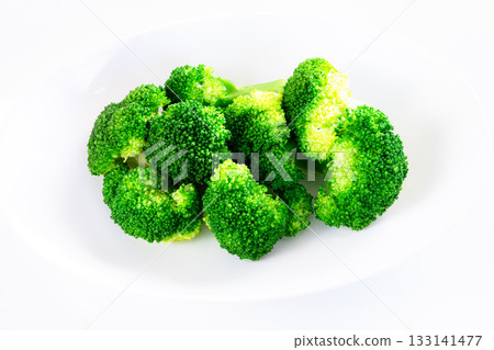 白色背景上的彩色煮西蘭花 133141477