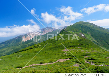 從北海道富良野山登山道眺望十勝山的夏季山景 從北海道富良野山登山道眺望十勝山的夏季山景 133141962