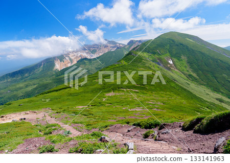 從北海道富良野山登山道眺望十勝山的夏季山景 133141963