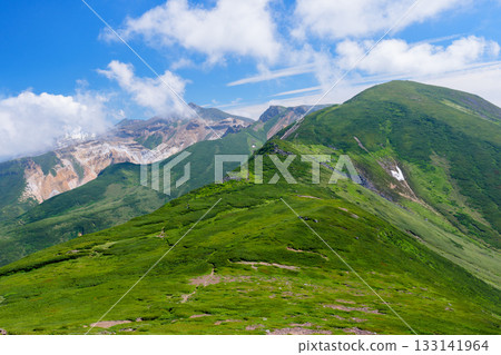 從北海道富良野山登山道眺望十勝山的夏季山景 從北海道富良野山登山道眺望十勝山的夏季山景 133141964