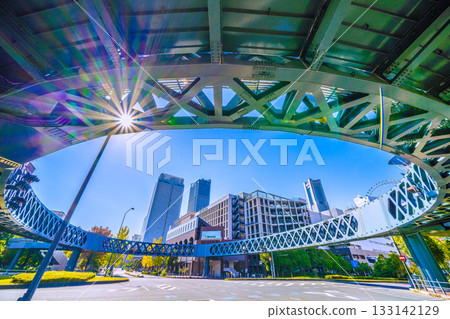 日本橫濱城市景觀：一座擁有人行天橋的城市…新港環線步道和橫濱地標塔的景色 133142129