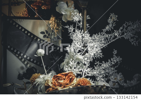 白色花朵和膠片捲軸裝飾 133142154