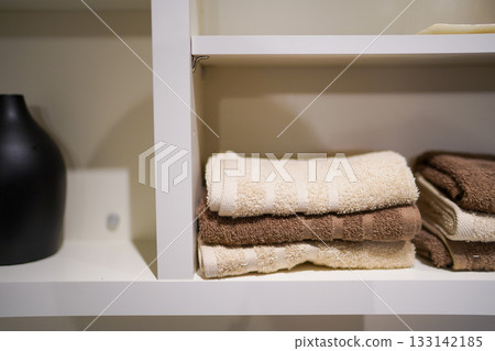 架子上擺滿了毛巾 架子上擺滿了毛巾 133142185