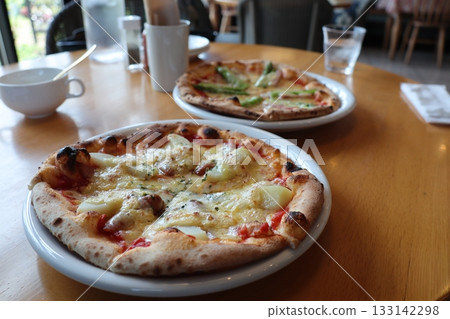 The joy of a table filled with freshly baked bread — a casual pizzeria lunch scene 133142298