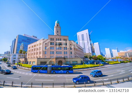 日本橫濱城市景觀，包括橫濱海關、橫濱海灣藍和藍色汽車（15日） 133142710