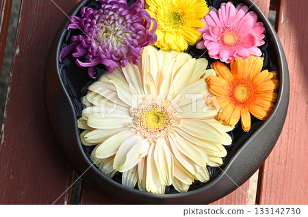 漂浮的花朵，五彩繽紛的花盆 133142730