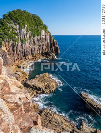 柱狀節理海岸、柱狀節理懸崖和蔚藍的大海 133142736