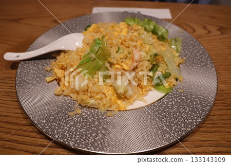 Fluffy fried rice with fragrant shrimp and lettuce 133143109