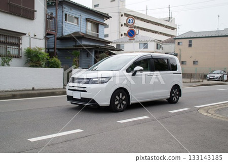 單廂式小型貨車在路上行駛 133143185