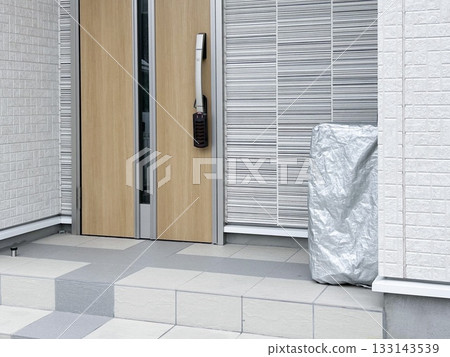 Waterproof and insulated food delivery cover for home entrance Waterproof and insulated food delivery cover for home entrance 133143539