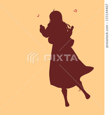 一位女子外出,雙手握拳,神情興奮,長髮披肩,冬日剪影 一位女子外出,雙手握拳,神情興奮,長髮披肩,冬日剪影 133144407