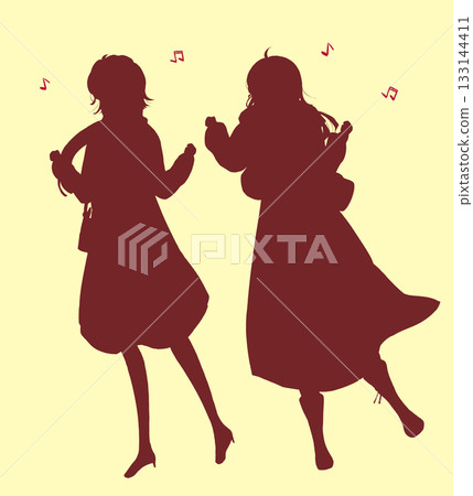 兩個女人外出，玩得很開心，冬天，剪影 133144411